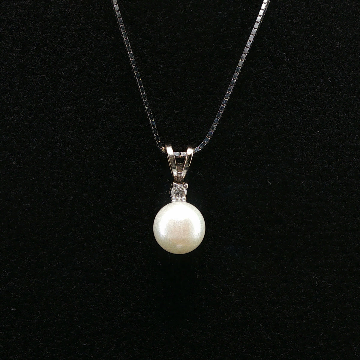 White Gold Pearl Pendant on Box Chain