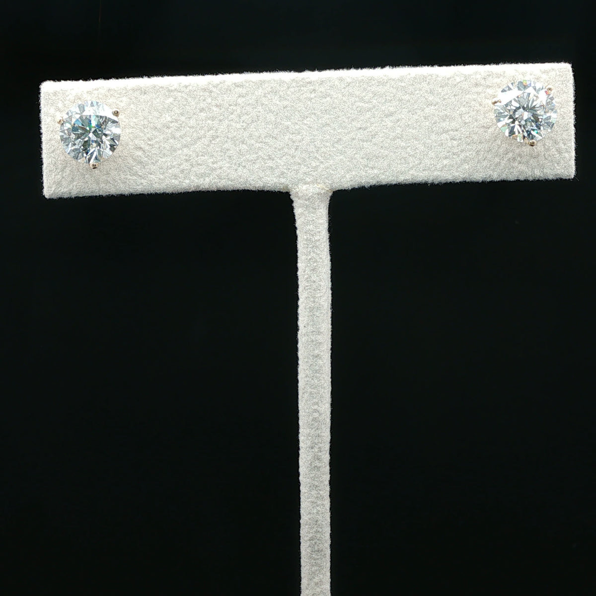 Round Cut Diamond Stud Earrings in White Gold