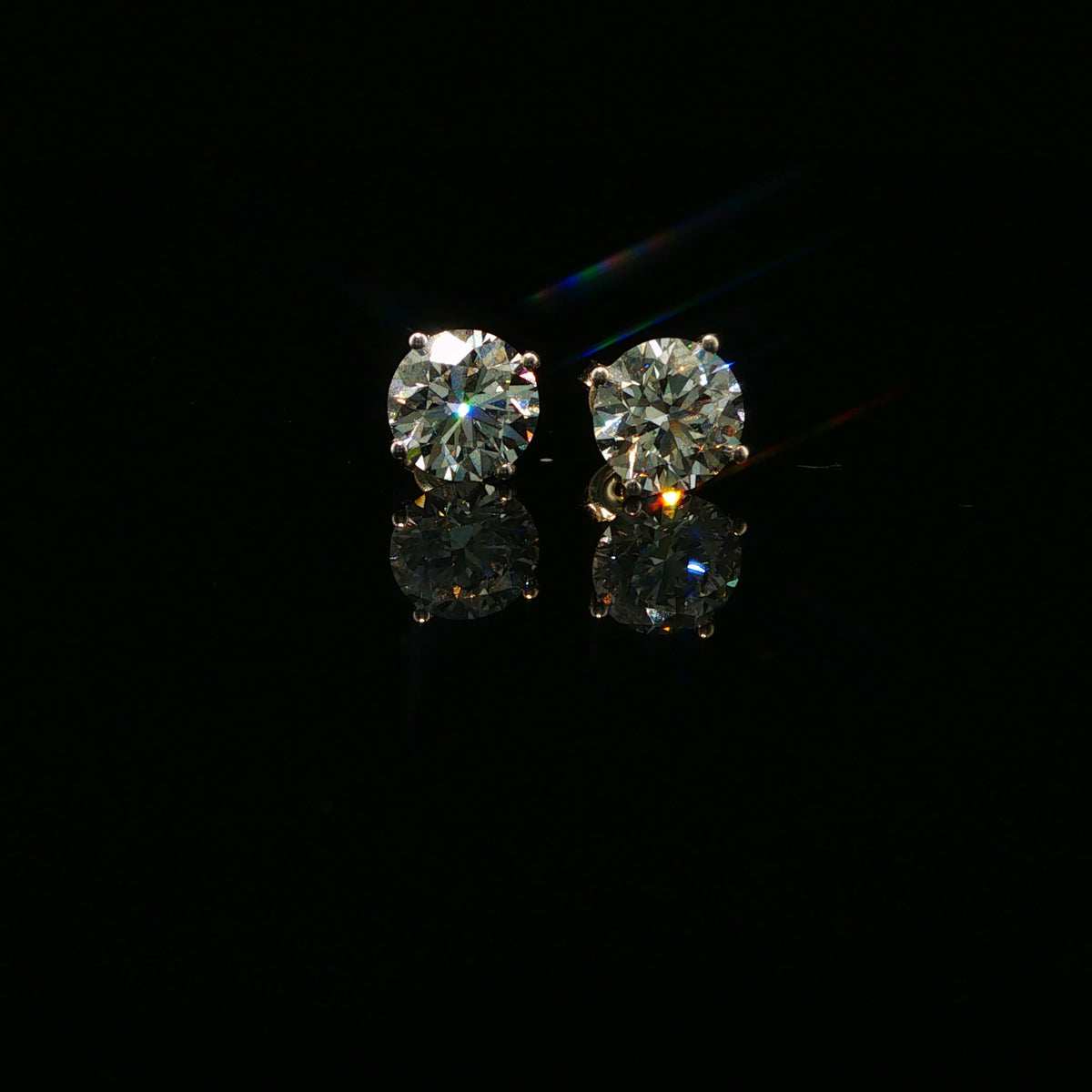 Round Brilliant Diamond Stud Earrings in White Gold