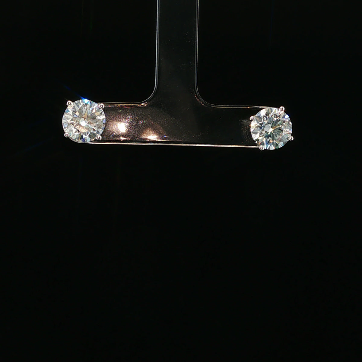 Round Diamond Stud Earrings in White Gold